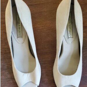 ✨ Banana Republic Beige Suede Peep-Toe Heels (3.5")